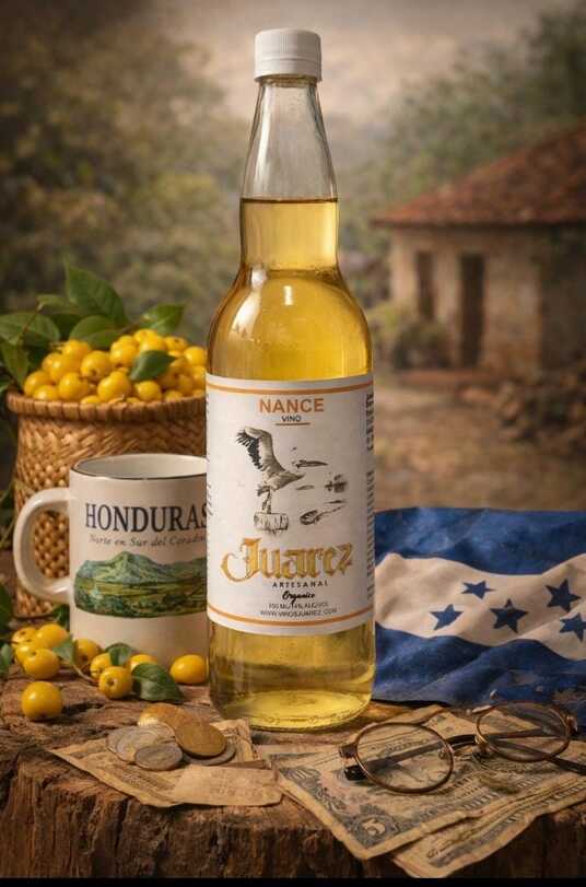 Botella de Vino de Nance Juarez con frutos de nance y bandera de Honduras